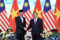 Thủ tướng Phạm Minh Chính và Thủ tướng Malaysia Anwar Ibrahim chụp ảnh chung. (Ảnh: Dương Giang/TTXVN)