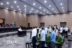 Các bị cáo nghe Tòa tuyên án. (Ảnh: Phạm Kiên/TTXVN)