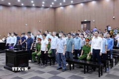 Các bị cáo nghe Tòa tuyên án. (Ảnh: Phạm Kiên/TTXVN)