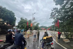 Tạm dừng các phương tiện lưu thông qua cầu Chiêm Hóa. (Nguồn: Tuyên Quang TTV)