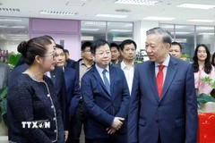 Tổng Bí thư Tô Lâm tới thăm, chúc tết cán bộ, phóng viên, biên tập viên, kỹ thuật viên và người lao động Đài Truyền hình Việt Nam. (Ảnh: Thống Nhất/TTXVN)