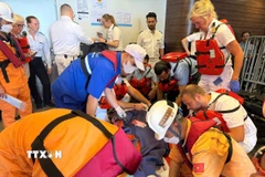 Lực lượng cứu hộ, cứu nạn trên biển tại Đà Nẵng hỗ trợ cấp cứu, đưa nạn nhân là người nước ngoài gặp nạn trên biển về bờ an toàn. (Ảnh: TTXVN phát)