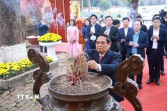 Thủ tướng Phạm Minh Chính dâng hương tại Khu di tích Hoàng thành Thăng Long. (Ảnh: Dương Giang/TTXVN)