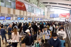 Người dân xếp hàng làm thủ tục rời Hà Nội tại sân bay Nội Bài. (Ảnh: Quốc Khánh/TTXVN)