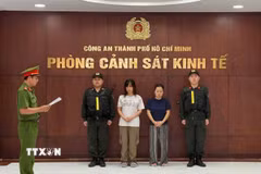 Cơ quan điều tra tống đạt quyết định tố tụng đối với 2 đối tượng về tội “Tham ô tài sản,” với số tiền chiếm đoạt hơn 27 tỷ đồng. (Ảnh: TTXVN phát)