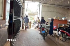 Cảnh sát tổ chức khám nghiệm hiện trường vụ án. (Ảnh: Đậu Tất Thành/TTXVN)