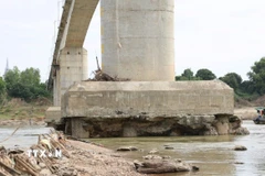 Vị trí hư hỏng của cầu sông Lô. (Ảnh: Tạ Toàn/TTXVN)