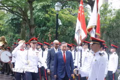 Tổng Bí thư, Chủ tịch nước Tô Lâm và Tổng thống Singapore Tharman Shanmugaratnam duyệt Đội danh dự. (Ảnh: Thống Nhất/TTXVN)