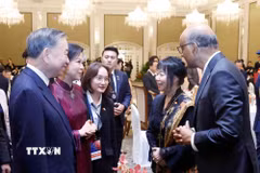 Tổng Bí thư, Chủ tịch nước Tô Lâm và Phu nhân với Tổng thống Singapore Tharman Shanmugaratnam và Phu nhân tại tiệc chiên đãi. (Ảnh: Thống Nhất/TTXVN)