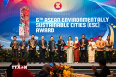 Thành phố Hoa Lư, tỉnh Ninh Bình được vinh danh tại Lễ trao giải ESC lần thứ 6. (Ảnh: Bùi Hoàn/TTXVN)