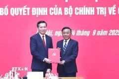 Đồng chí Trần Cẩm Tú, Ủy viên Bộ Chính trị, Thường trực Ban Bí thư, Bí thư Đảng ủy các cơ quan Đảng Trung ương trao Quyết định của Bộ Chính trị cho đồng chí Nguyễn Long Hải. (Ảnh: Phương Hoa/TTXVN)