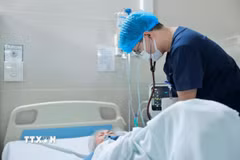 Bác sỹ khám cho bệnh nhân COVID-19. (Ảnh: Minh Quyết/TTXVN)
