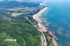 Đường ven biển đi qua tỉnh Hà Tĩnh uốn lượn giữa một bên là núi rừng, một bên là bờ biển trải dài. (Ảnh: Hữu Quyết/TTXVN)