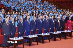 Tổng Bí thư, Chủ tịch nước Tô Lâm cùng các đồng chí lãnh đạo, nguyên lãnh đạo Đảng, Nhà nước và đại biểu thực hiện nghi thức chào cờ. (Ảnh: Thống Nhất/TTXVN)