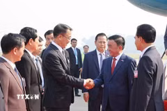 Lễ đón Thường trực Ban Bí thư Trần Cẩm Tú và Đoàn đại biểu cấp cao Việt Nam tại sân bay quốc tế Wattay, thủ đô Vientiane. (Ảnh: Phương Hoa/TTXVN)
