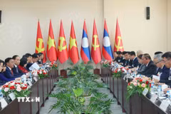 Thường trực Ban Bí thư Trần Cẩm Tú hội đàm với Thường trực Ban Bí thư Trung ương Đảng Nhân dân Cách mạng Lào Vilay Lakhamphong. (Ảnh: Phương Hoa/TTXVN)