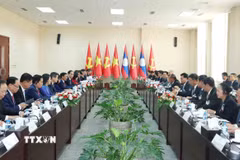 Thường trực Ban Bí thư Trần Cẩm Tú hội đàm với Thường trực Ban Bí thư Trung ương Đảng Nhân dân Cách mạng Lào Vilay Lakhamphong. (Ảnh: Phương Hoa/TTXVN)