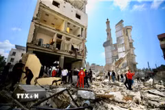 Lực lượng cứu hộ tìm kiếm các nạn nhân tại hiện trường đổ nát sau vụ không kích của Israel xuống thành phố Sidon, miền Nam Liban ngày 8/4/2026. (Ảnh: THX/TTXVN)