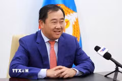 Ông Sous Yara, Phó Trưởng ban thứ nhất Ban Đối ngoại Trung ương, người phát ngôn Đảng Nhân dân Campuchia (CPP) trả lời phỏng vấn TTXVN về ý nghĩa chuyến thăm Campuchia của Ủy viên Bộ Chính trị, Thường trực Ban Bí thư Trần Cẩm Tú. (Ảnh: Quang Anh/TTXVN)