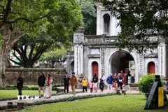 Người dân tham quan di tích Văn Miếu-Quốc Tử Giám. (Ảnh: Minh Đức/TTXVN)