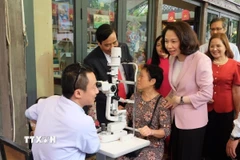 Lãnh đạo thành phố Hà Nội thăm hỏi Người cao tuổi trong buổi thăm khám mắt miễn phí. (Ảnh: Minh Nghĩa/TTXVN)
