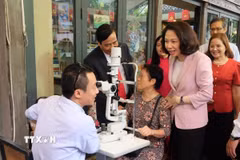 Lãnh đạo thành phố Hà Nội thăm hỏi Người cao tuổi trong buổi thăm khám mắt miễn phí. (Ảnh: Minh Nghĩa/TTXVN)
