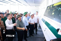 Thủ tướng Phạm Minh Chính kiểm tra tiến độ Dự án tuyến đường cao tốc Quy Nhơn-Chí Thạnh đoạn qua tỉnh Đắk Lắk. (Ảnh: Dương Giang/TTXVN)