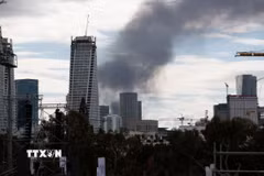 Khói bốc lên tại thành phố Tel Aviv, Israel sau các vụ phóng tên lửa đáp trả của Iran hướng tới lãnh thổ Israel, ngày 28/2/2026. (Ảnh: THX/TTXVN)