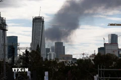 Khói bốc lên tại thành phố Tel Aviv, Israel sau các vụ phóng tên lửa đáp trả của Iran hướng tới lãnh thổ Israel, ngày 28/2/2026. (Ảnh: THX/TTXVN)