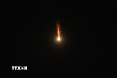 Hệ thống phòng không Israel đánh chặn tên lửa của Iran trên bầu trời Tel Aviv ngày 28/2/2026. (Ảnh: THX/TTXVN)