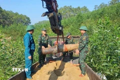 Quả bom được xác định là loại bom phá, có ký hiệu MK-82, đường kính 20cm, dài 155cm, nặng khoảng 350kg, còn nguyên kíp nổ còn sót lại do Mỹ thả xuống trong thời kỳ chiến tranh. (Ảnh: TTXVN phát)