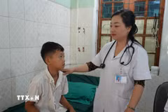 Với chuyên môn vững vàng, tác phong chuyên nghiệp và sự điềm đạm, bác sỹ Hờ Y Chùa lại thầm lặng cống hiến tại Khoa Khám bệnh, Trung tâm Y tế Kỳ Sơn, trở thành điểm tựa tin cậy của bà con dân tộc thiểu số nơi đây. (Ảnh: Bích Huệ/TTXVN)