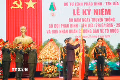 Tổng Bí thư, Chủ tịch nước Tô Lâm gắn Huân chương Bảo vệ Tổ quốc hạng Nhất lên Quân kỳ Quyết thắng của Bộ đội Pháo binh-Tên lửa. (Ảnh: Trọng Đức/TTXVN)