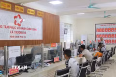 Người dân đến làm thủ tục hành chính tại xã biên giới Trường Hà. (Ảnh: Chu Hiệu/TTXVN.)
