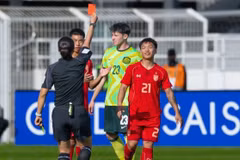 Phon Ek Maneekorn lĩnh thẻ đỏ, khiến U23 Thái Lan thua ngược ngày ra quân. (Nguồn: AFC)
