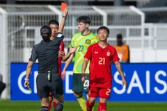 Phon Ek Maneekorn lĩnh thẻ đỏ, khiến U23 Thái Lan thua ngược ngày ra quân. (Nguồn: AFC)