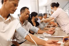 Hoạt động khám chữa bệnh của các y bác sĩ bệnh viện Bạch Mai cơ sở Ninh Bình trong ngày đầu khai trương. (Ảnh: Tiến Long/TTXVN phát)