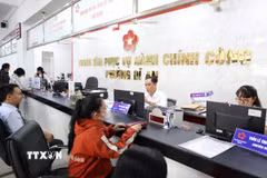 Người dân đến giao dịch tại Trung tâm phục vụ Hành chính công phường Dĩ An, Thành phố Hồ Chí Minh. (Ảnh: Hồng Đạt/TTXVN)