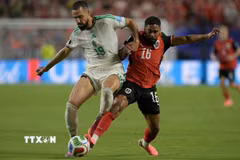 Algeria (áo trắng) cùng Áo giành hai tấm vé cuối cùng vào vòng knock-out World Cup 2026. (Ảnh: AFP/TTXVN)