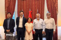 Đại sứ Việt Nam tại Argentina Ngô Minh Nguyệt tiếp đoàn Liên đoàn công chức nhà nước Mỹ Latinh và Caribe (CLATE). (Ảnh: Diệu Hương/TTXVN)