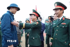 Thượng tướng Trịnh Văn Quyết thăm hỏi, động viên các thanh niên lên đường nhập ngũ tại thành phố Việt Trì. (Ảnh: Tạ Toàn/TTXVN)