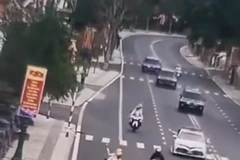Thanh niên đi xe máy lượn lách đánh võng, trêu ngươi đoàn xe hộ tống