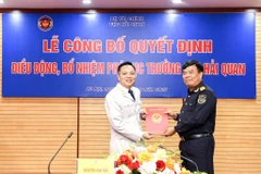 Cục trưởng Cục Hải quan Nguyễn Văn Thọ trao Quyết định tân Phó cục trưởng Nguyễn Thành Hưng. (Nguồn: Cục Hải quan)