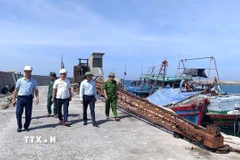 Lãnh đạo Đặc khu Bạch Long Vĩ kiểm tra công tác ứng phó với bão số 9. (Ảnh: Tiến Vĩnh/TTXVN)