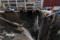 Cận cảnh hiện trường sụt lún nghiêm trọng ở thủ đô của Thái Lan