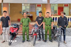 Nhóm "quái xế" có hành vi bốc đầu, lạng lách bị lập biên bản xử lý, đồng thời tịch thu phương tiện. (Ảnh: Đậu Tất Thành/TTXVN)