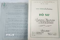 Hồ sơ quyết định khen thưởng của Thủ tướng Chính phủ về việc tặng thưởng Bằng “Tổ quốc ghi công” cho gia đình các liệt sỹ, trong đó có Quyết định số 04TtgA tặng cho gia đình liệt sỹ Huỳnh Văn Quên. (Ảnh: Chu Thanh Vân/TTXVN)
