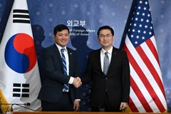 Thứ trưởng Ngoại giao phụ trách vấn đề chiến lược và tình báo Jeong Yeon Doo (phải) và quyền Đại sứ Mỹ tại Hàn Quốc Kevin Kim. (Nguồn: Yonhap)
