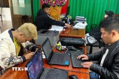 Đối tượng Trương Văn Thọ (trái, phía trước) tại cơ quan điều tra. (Ảnh: TTXVN phát)