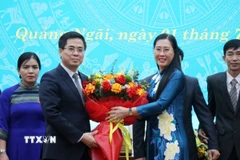 Bí thư Tỉnh ủy Quảng Ngãi Bùi Thị Quỳnh Vân tặng hoa chúc mừng Chủ tịch Ủy ban Nhân dân tỉnh, các Phó Chủ tịch và thành viên Ủy ban. (Ảnh: Phạm Cường/TTXVN)